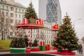 Новый Арбат превратился в «улицу подарков» и волшебную галерею в рамках «Зимы в Москве». Фото: пресс-служба Департамента торговли и услуг города Москвы