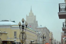 Улицу Арбат украсили около 100 тысячами искусственных мандаринов в рамках «Зимы в Москве». Фото: Анна Быкова, «Вечерняя Москва»