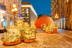 Консультант павильона «Мандарин» в районе Арбат рассказала об арт-объекте. Фото: медиабанк «Мосфото»