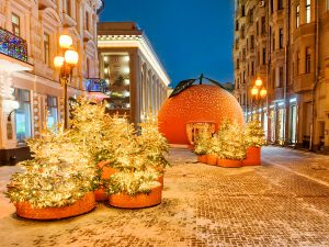 Консультант павильона «Мандарин» в районе Арбат рассказала об арт-объекте. Фото: медиабанк «Мосфото»