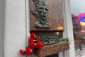 Цветы к мемориалу возложили представители района Арбат. Фото: официальная страница Молодежной палаты в социальных сетях