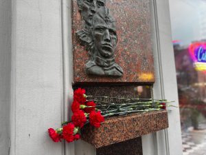 Цветы к мемориалу возложили представители района Арбат. Фото: официальная страница Молодежной палаты в социальных сетях