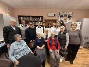 Старшеклассники школы №1231 посетили Совет ветеранов района Арбат. Фото: официальная страница школы №1231 в социальных сетях