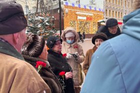 Цветы к мемориальной доске возложили ветераны района Арбат. Фото: официальная страница управы района Арбат в социальных сетях