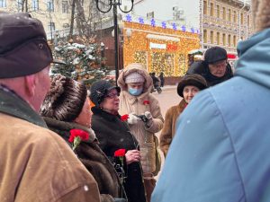 Цветы к мемориальной доске возложили представители совета ветеранов района. Фото: официальная страница управы района Арбат в социальных сетях