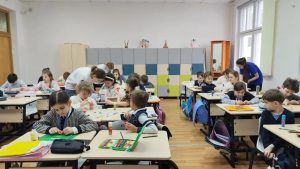 Младшеклассников школы №1231 познакомили со свойствами пластика. Фото: официальная страница учреждения в социальных сетях